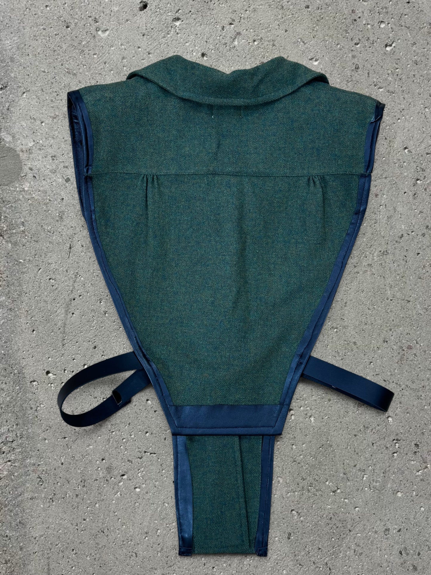 GREEN CUTOUT WOOL VEST + BLACK LACE TOP + BLACK SHORTS - SET - M