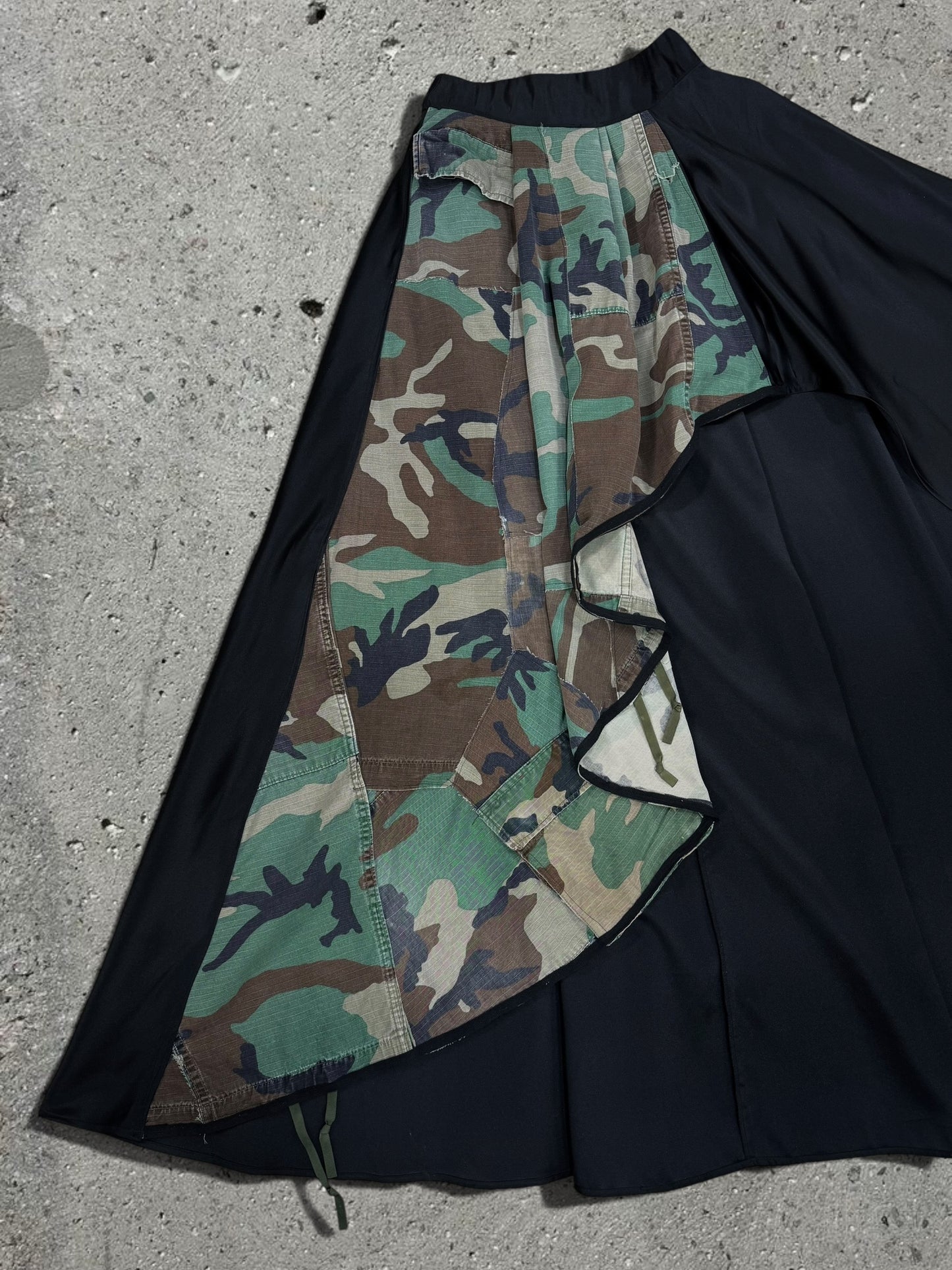 BLACK / CAMO MAXI SKIRT + BLACK CROP TOP - SET - XS