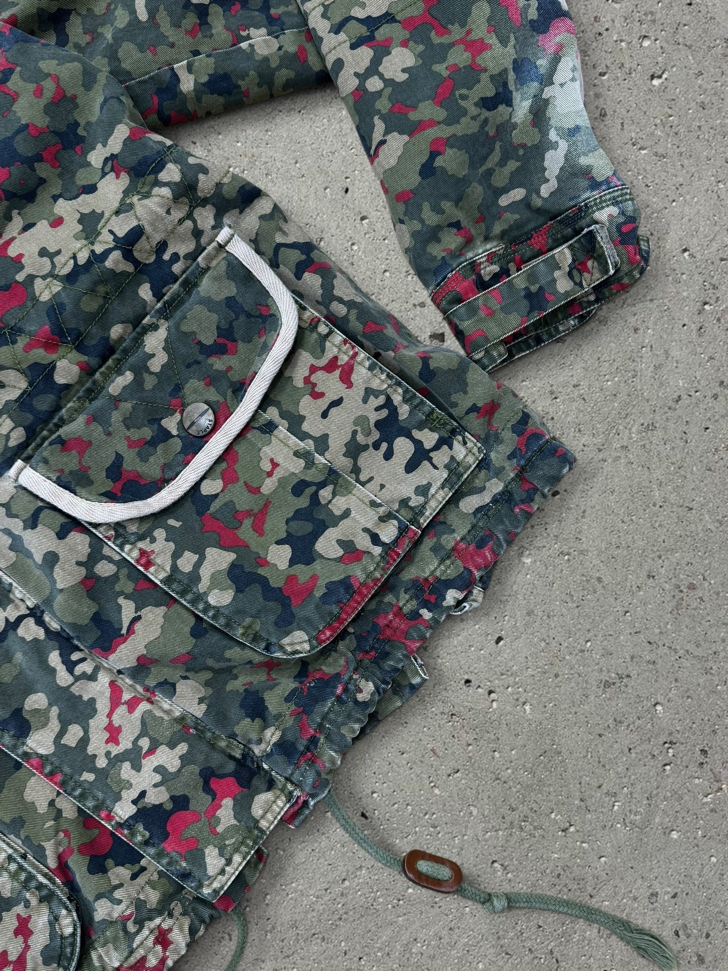 GREEN / RED CAMO DENIM PATCHES JACKET + WHITE SHIRT + CREAM SHORTS - SET - M