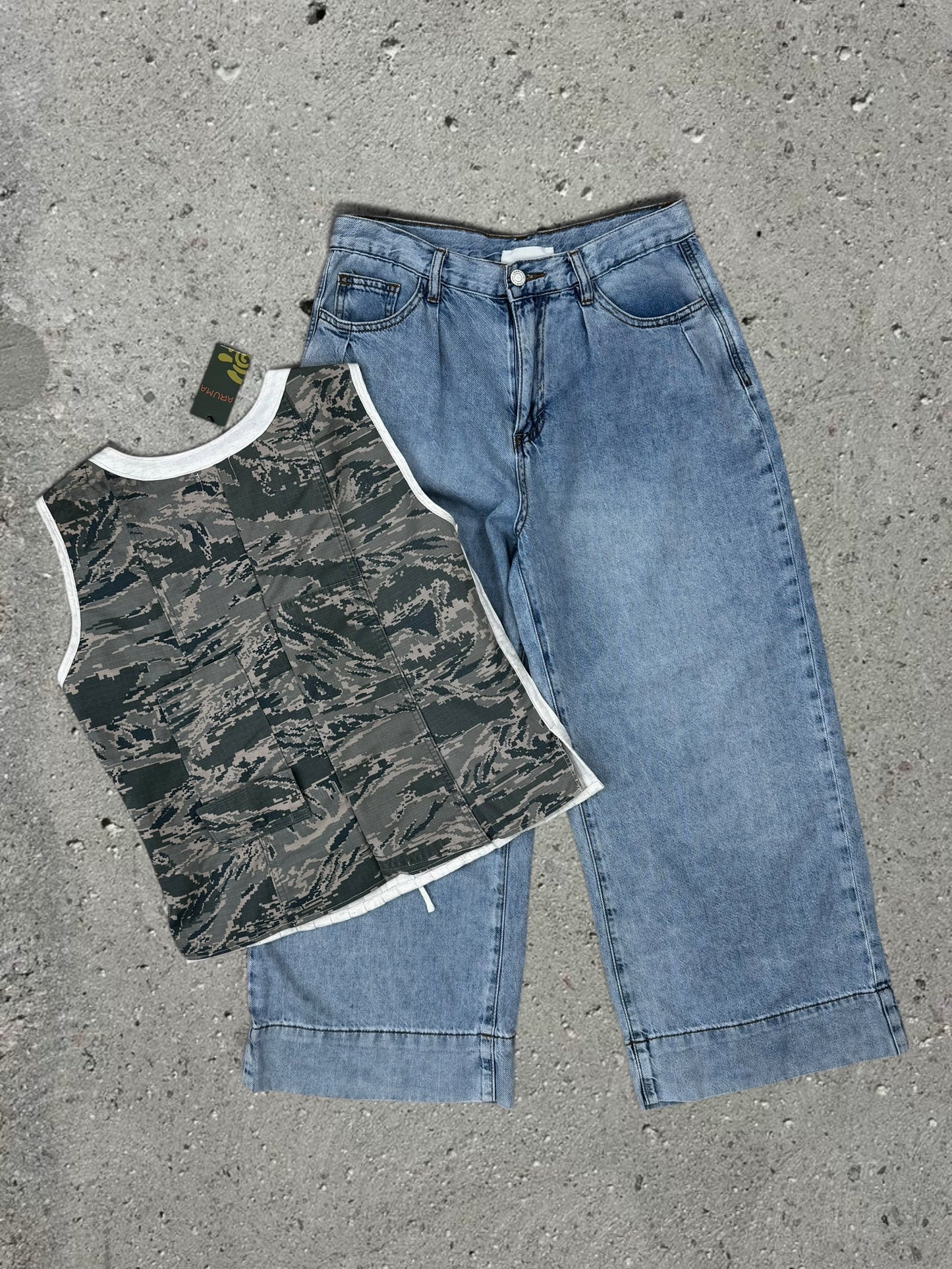 WHITE / GREEN CAMO SLEEVELESS TOP + BLUE JEANS - SET - M