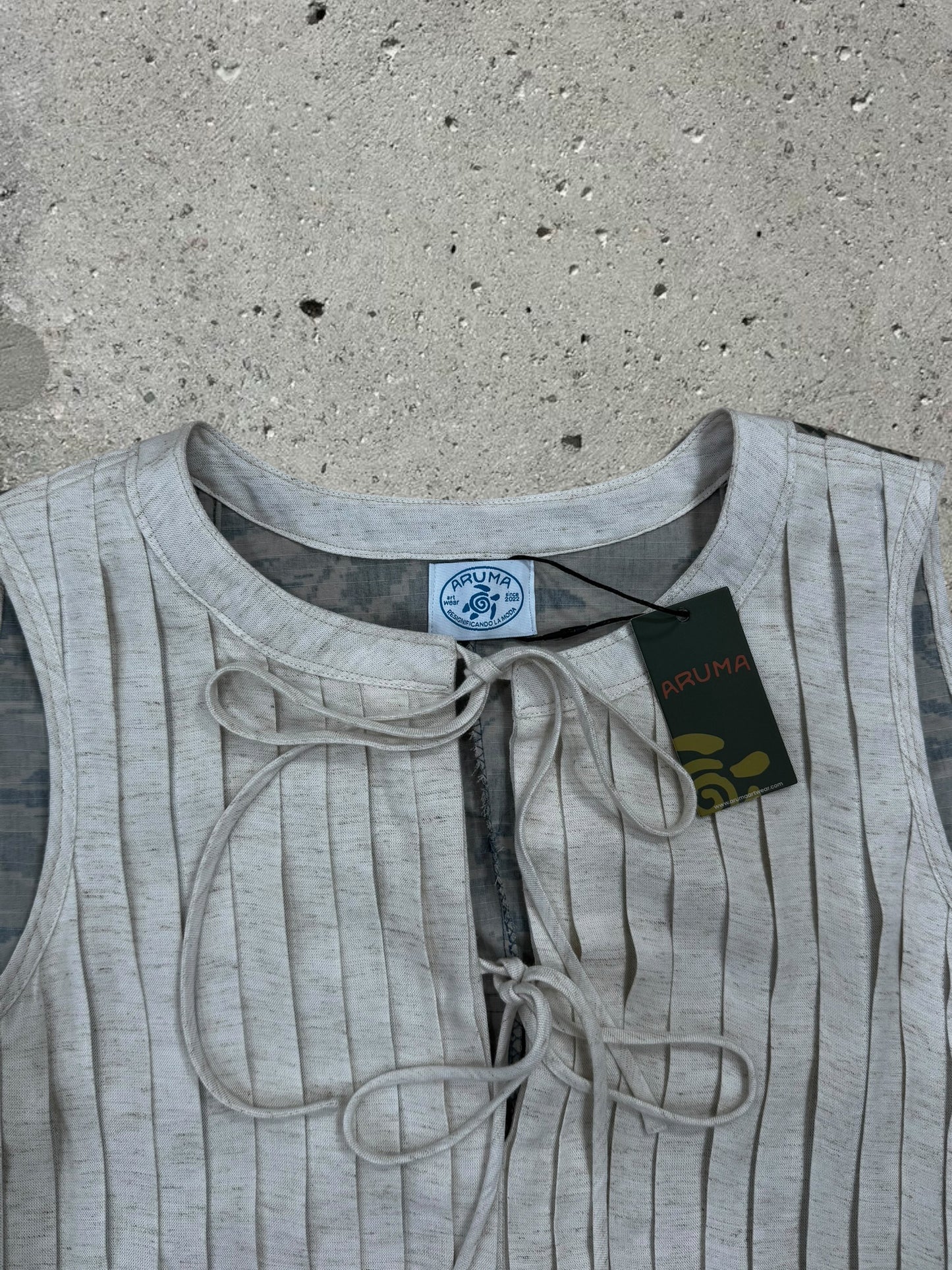 WHITE / GREEN CAMO SLEEVELESS TOP + BLUE JEANS - SET - M