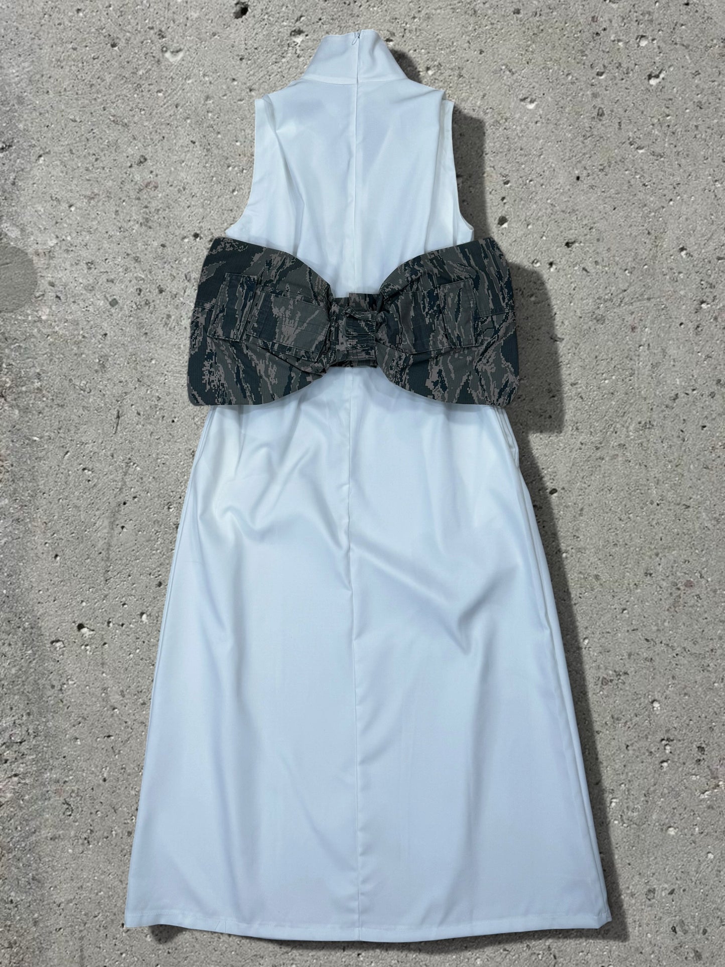 WHITE MAXI DRESS + GREY CAMO BELT + REMOVABLE BOW - SET - M