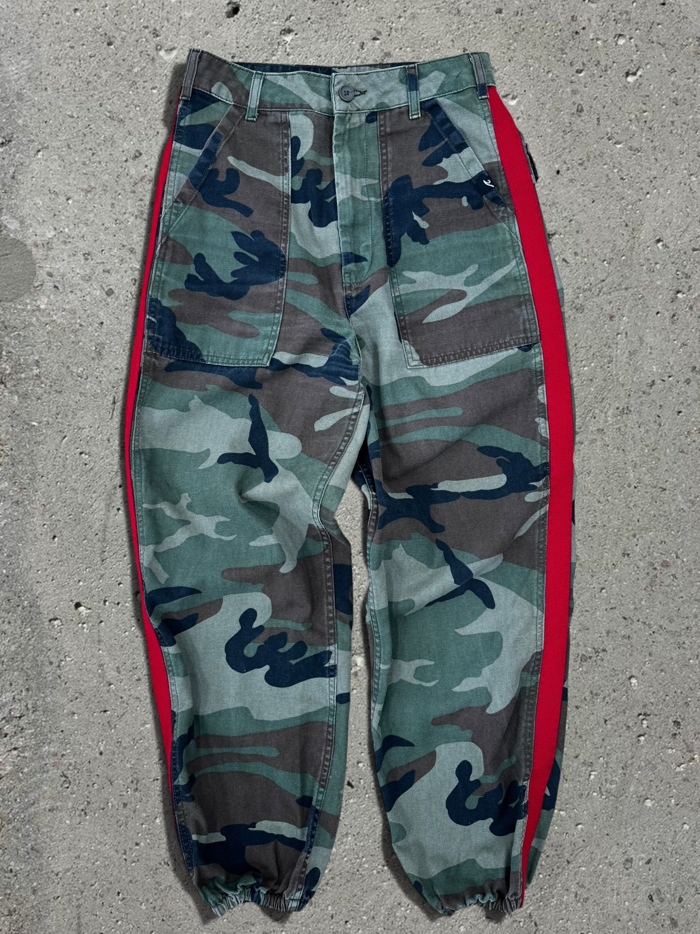 GREEN CAMO RED TRIM PANTS + WHITE CROP TOP REMOVABLE PEARLS - SET - S/M