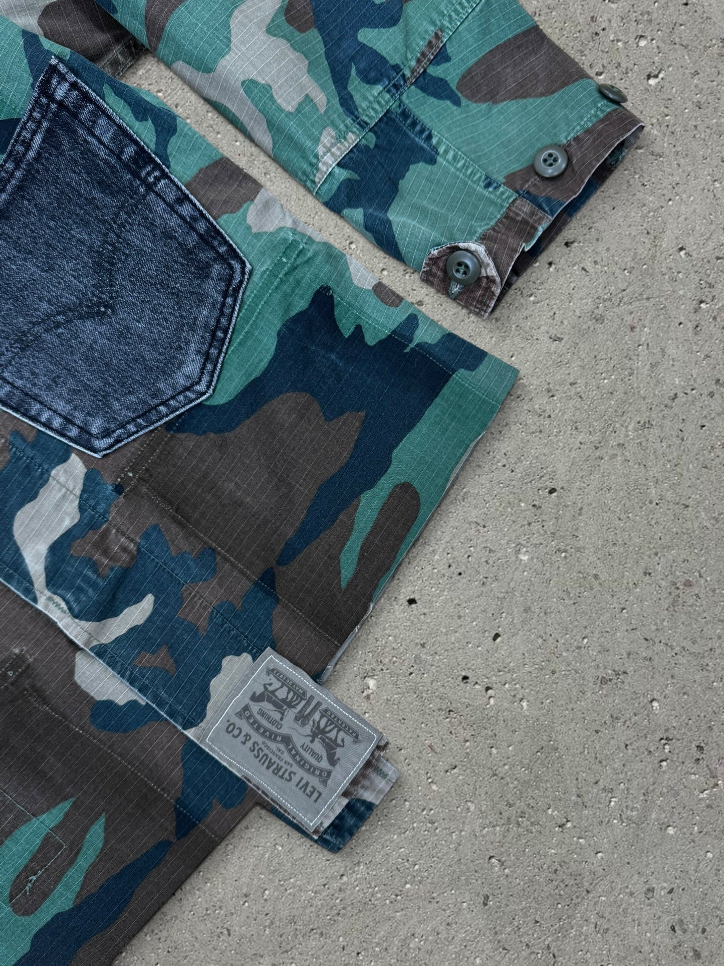 GREEN CAMO JACKET BLUE / BLACK DENIM POCKETS + BONE WHITE WIDE LEG TROUSERS - SET - S