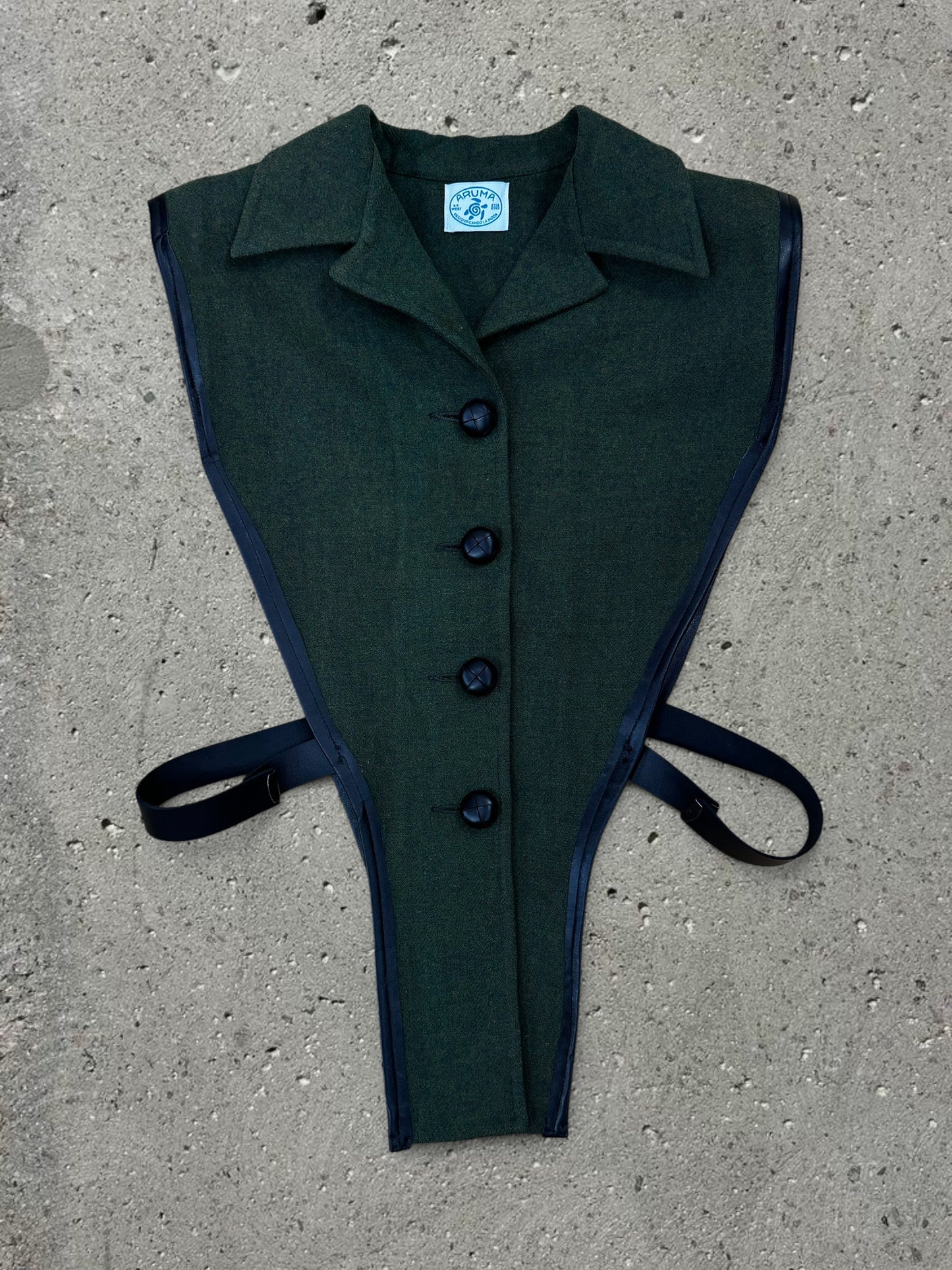 GREEN CUTOUT WOOL VEST + BLACK LACE TOP + BLACK SHORTS - SET - M