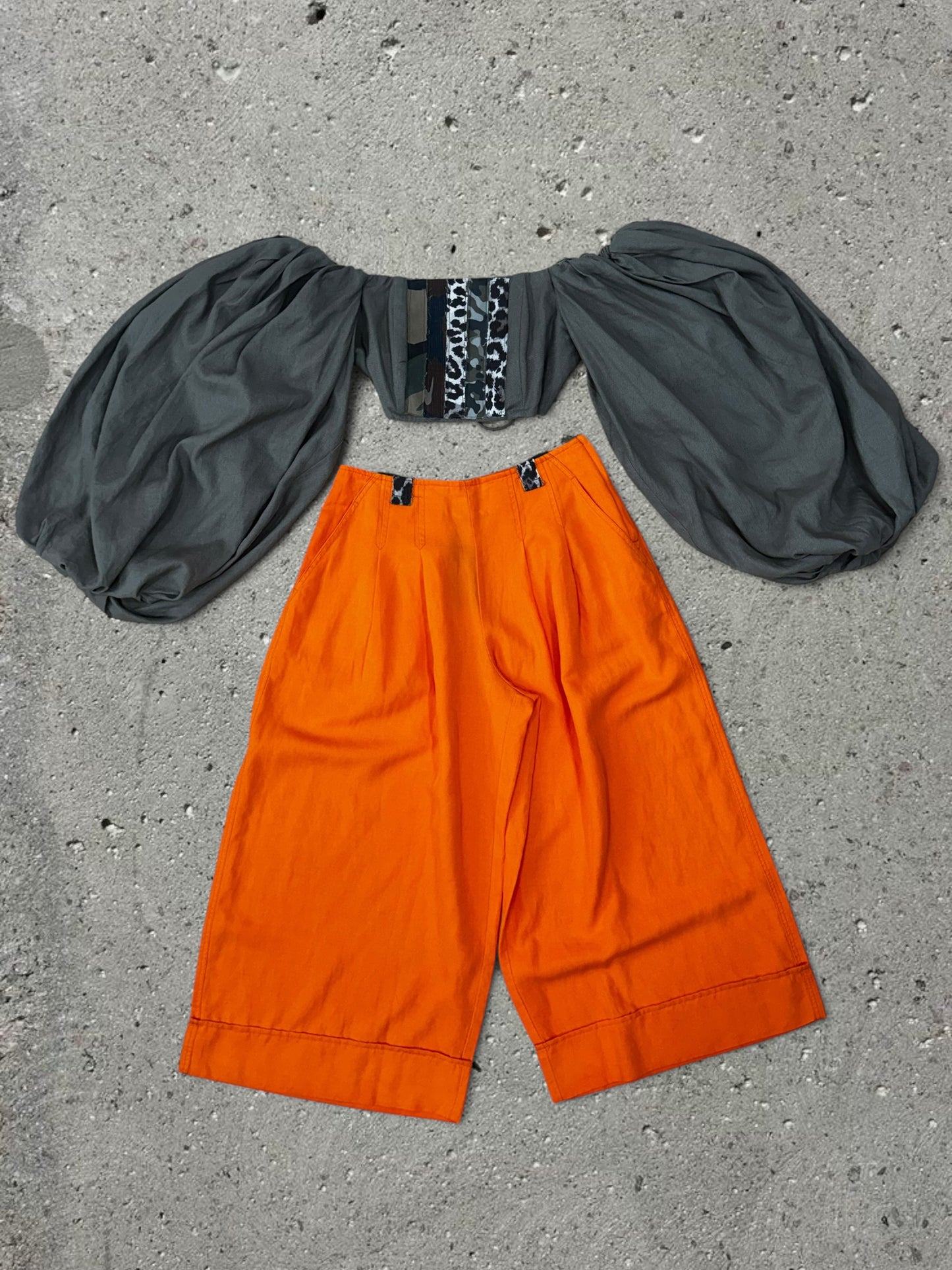 ORANGE WIDE LEG PANTS + OLIVE GREEN CROP TOP BALLON SLEEVE TOP - SET - XS/S