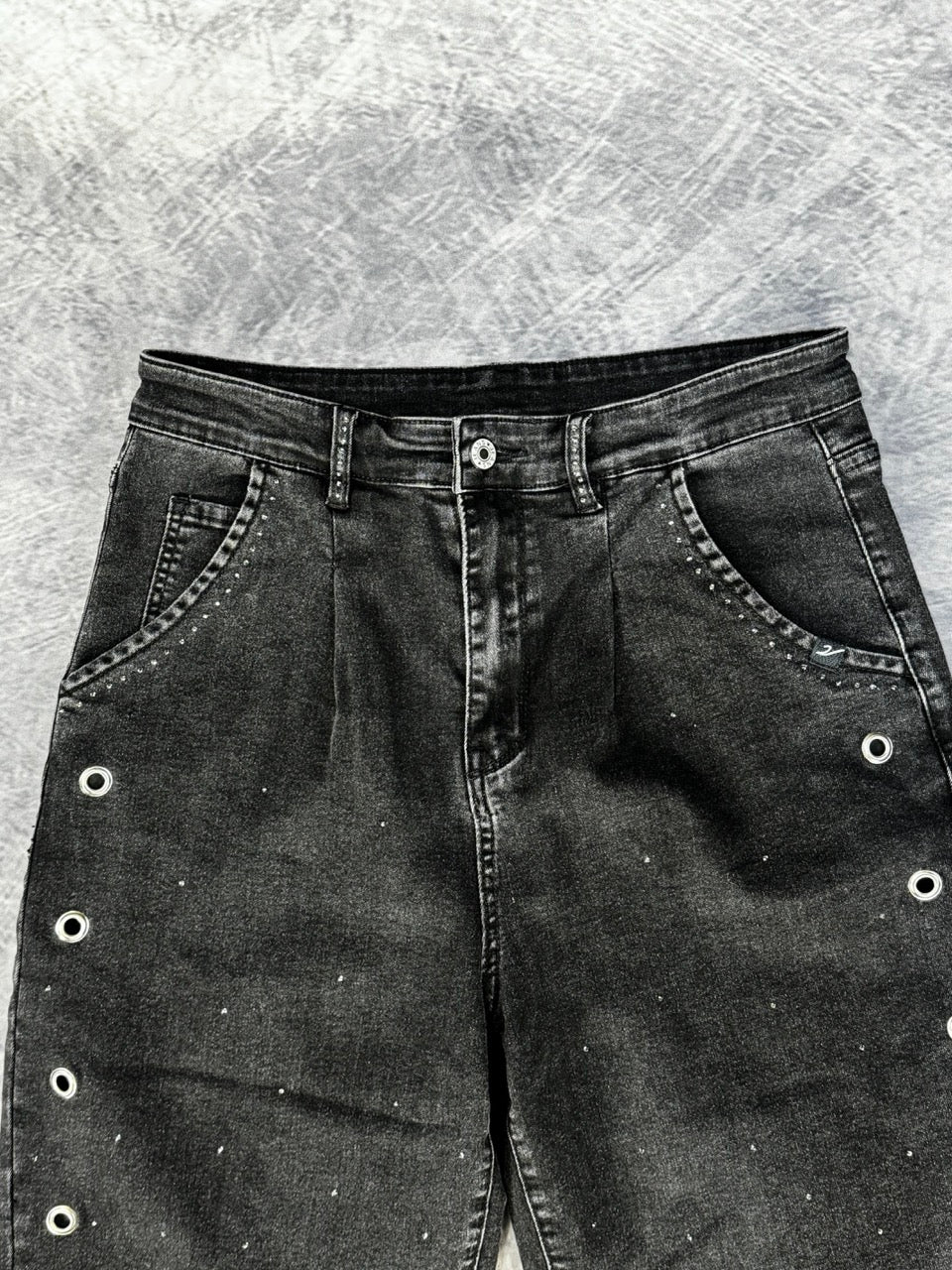 MOM BLACK JEAN - HEAT-SET  RHINESTONES - GROMMET DETAILING - M