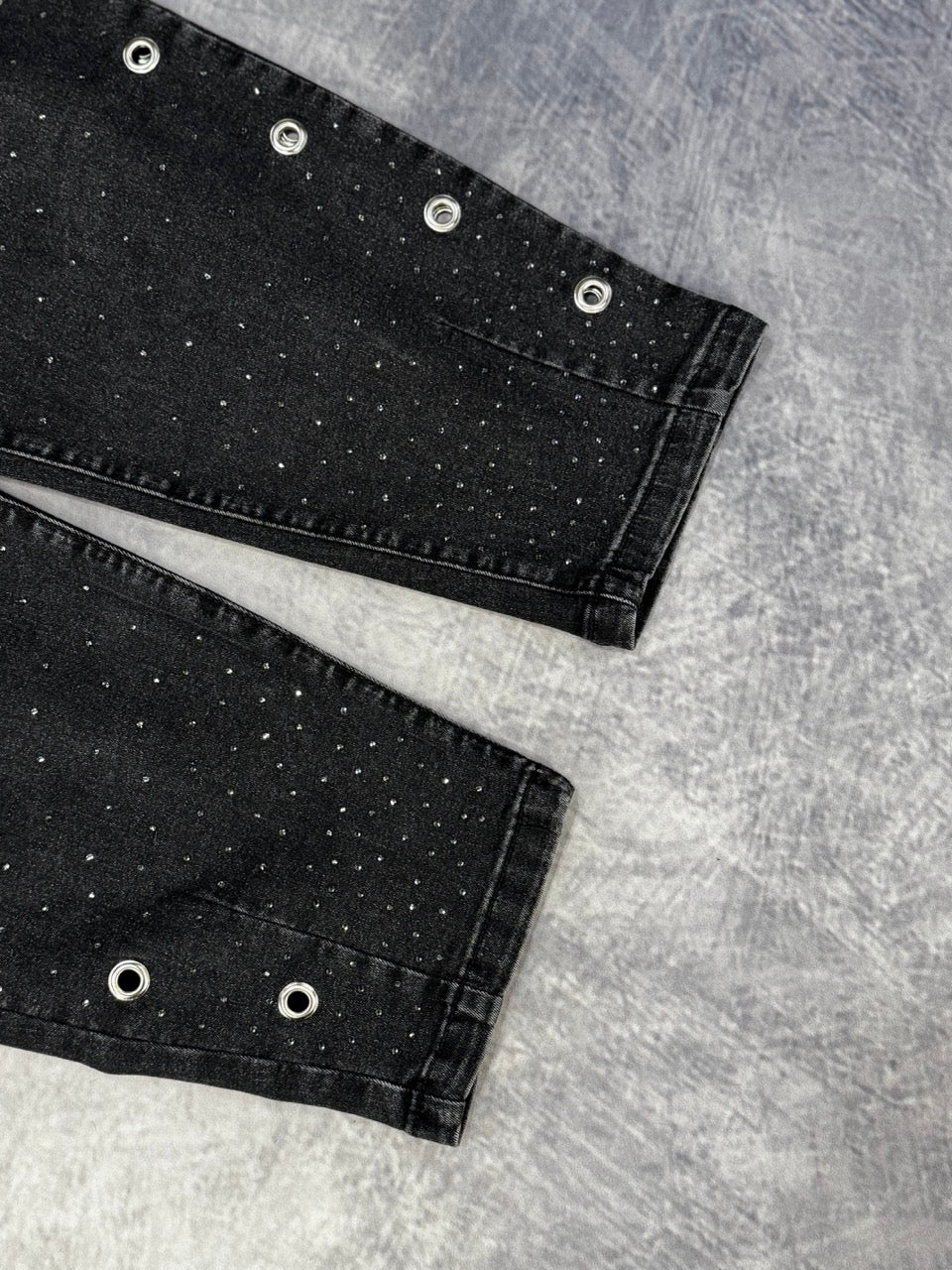 MOM BLACK JEAN - HEAT-SET  RHINESTONES - GROMMET DETAILING - M