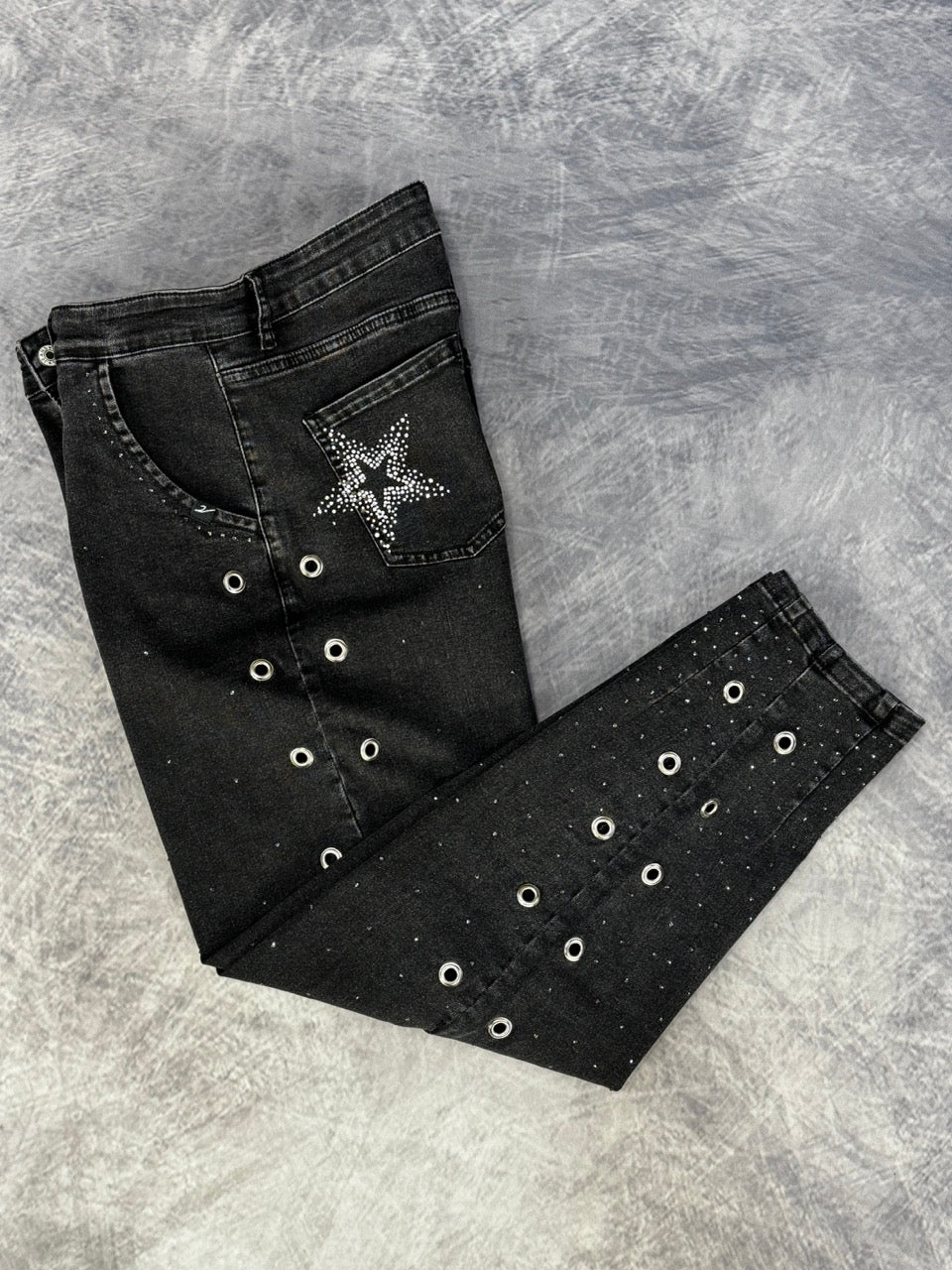 MOM BLACK JEAN - HEAT-SET  RHINESTONES - GROMMET DETAILING - M