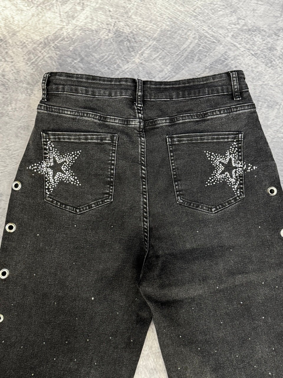 MOM BLACK JEAN - HEAT-SET  RHINESTONES - GROMMET DETAILING - M